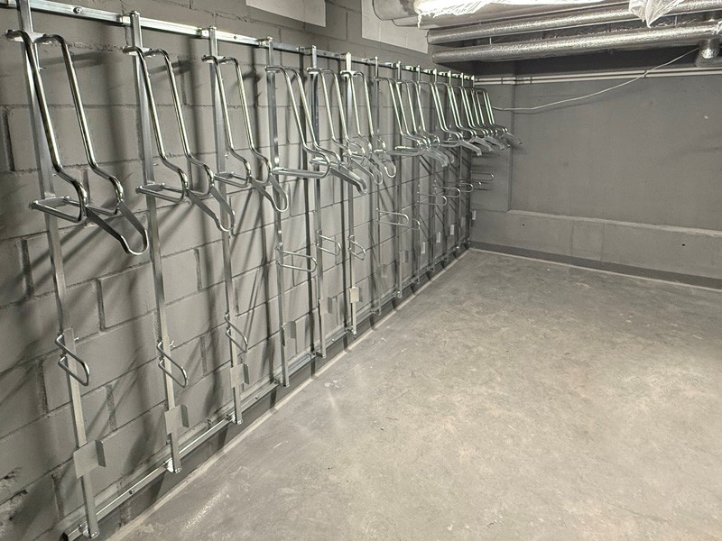 Wieszak na rowery LIFT-4 PREMIUM (4 stanowiska) na profilu nośnym