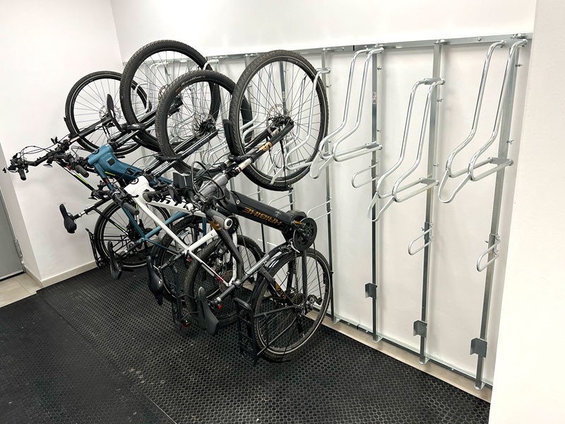 Wieszak na rowery LIFT-5 PREMIUM (5 stanowiska) na profilu nośnym