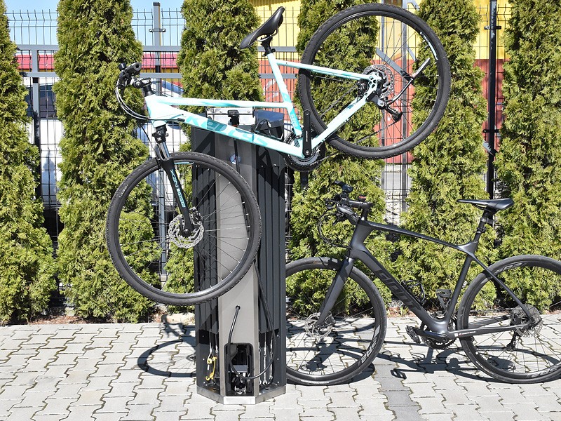 Stacja naprawcza "Oktagon" z pompką rowerową nożną i manometrem