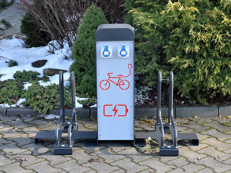 Stojak na rowery elektryczne (4 stanowiska) ze stacją ładowania III